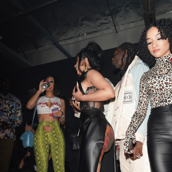 Offset fête son anniversaire (28 ans) avec sa femme Cardi B dans un club de striptease à Los Angeles. Offset est arrivé avec un énorme sac rempli de billets de 1 dollars et les distribues aux stripteaseuses. L'ambiance est chaude! Le 13 décembre 2019