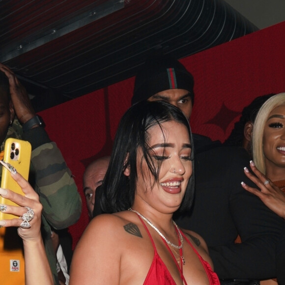 Offset fête son anniversaire (28 ans) avec sa femme Cardi B dans un club de striptease à Los Angeles. Offset est arrivé avec un énorme sac rempli de billets de 1 dollars et les distribues aux stripteaseuses. L'ambiance est chaude! Le 13 décembre 2019