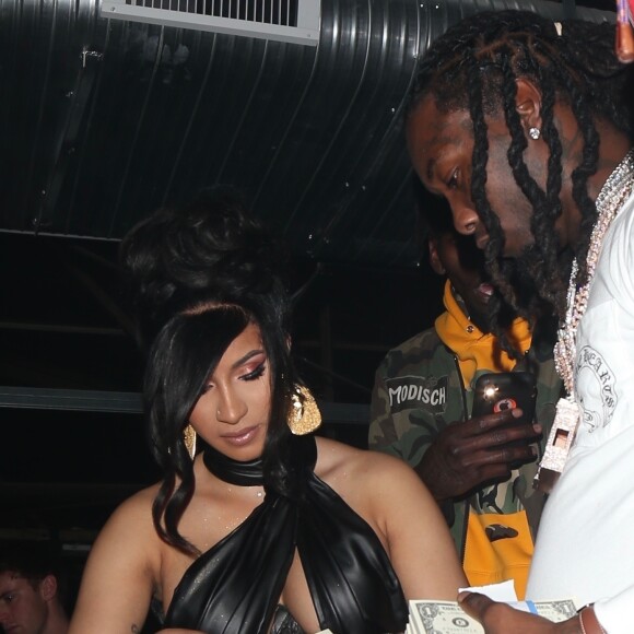 Offset fête son anniversaire (28 ans) avec sa femme Cardi B dans un club de striptease à Los Angeles. Offset est arrivé avec un énorme sac rempli de billets de 1 dollars et les distribues aux stripteaseuses. L'ambiance est chaude! Le 13 décembre 2019