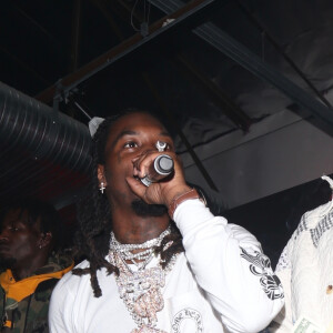 Offset fête son anniversaire (28 ans) avec sa femme Cardi B dans un club de striptease à Los Angeles. Offset est arrivé avec un énorme sac rempli de billets de 1 dollars et les distribues aux stripteaseuses. L'ambiance est chaude! Le 13 décembre 2019