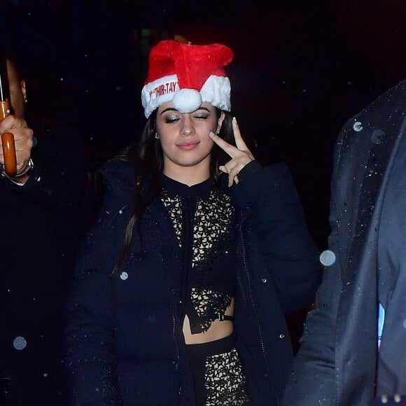 Exclusif - Camila Cabello porte un chapeau de noël à son arrivée à la fête d'anniversaire de T. Swift au restaurant Oscar Wilde à New York, le 14 décembre 2019