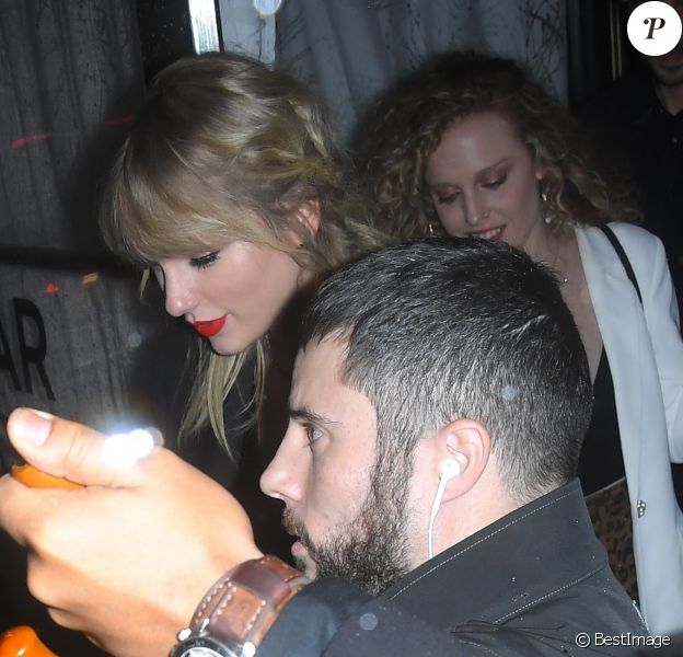 Taylor Swift Invites Celebres Ses Chats Sur Le Gateau Son Fol Anniversaire Purepeople