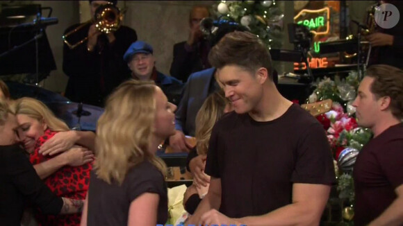 Scarlett Johansson et son fiancé Colin Jost dans l'émission Saturday Night Live, le 14 décembre 2019.