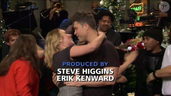 Scarlett Johansson et son fiancé Colin Jost dans l'émission Saturday Night Live, le 14 décembre 2019.