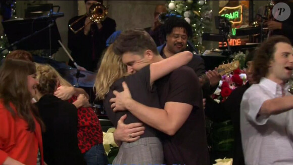 Scarlett Johansson et son fiancé Colin Jost dans l'émission Saturday Night Live, le 14 décembre 2019.