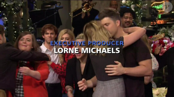 Scarlett Johansson et son fiancé Colin Jost dans l'émission Saturday Night Live, le 14 décembre 2019.
