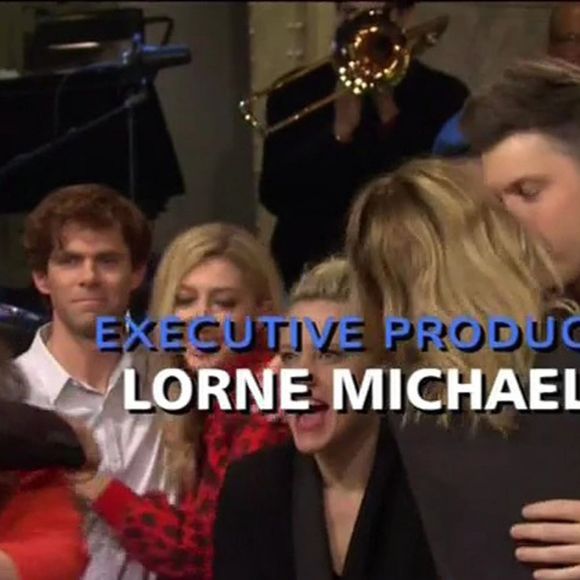Scarlett Johansson et son fiancé Colin Jost dans l'émission Saturday Night Live, le 14 décembre 2019.