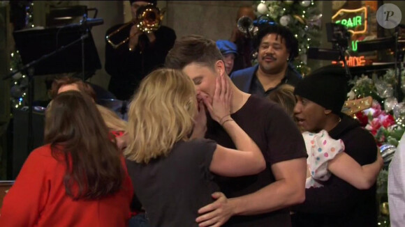 Scarlett Johansson et son fiancé Colin Jost dans l'émission Saturday Night Live, le 14 décembre 2019.