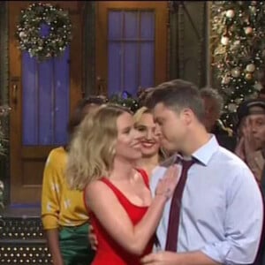 Scarlett Johansson et son fiancé Colin Jost dans l'émission Saturday Night Live, le 14 décembre 2019.