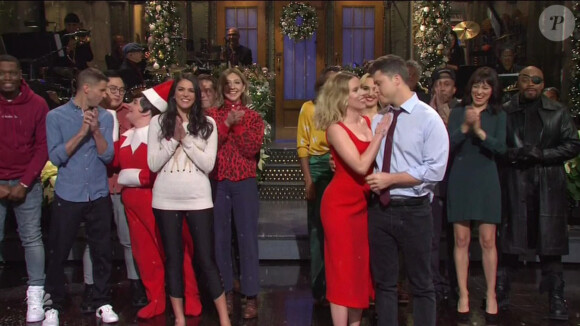 Scarlett Johansson et son fiancé Colin Jost dans l'émission Saturday Night Live, le 14 décembre 2019.