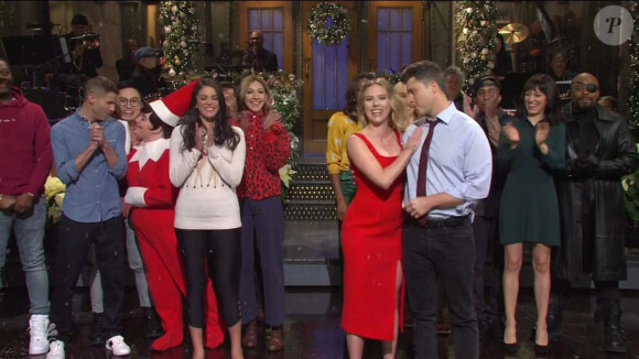 Scarlett Johansson et son fiancé Colin Jost dans l'émission Saturday Night Live, le 14 décembre 2019.