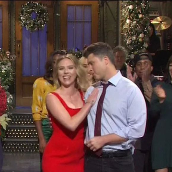 Scarlett Johansson et son fiancé Colin Jost dans l'émission Saturday Night Live, le 14 décembre 2019.