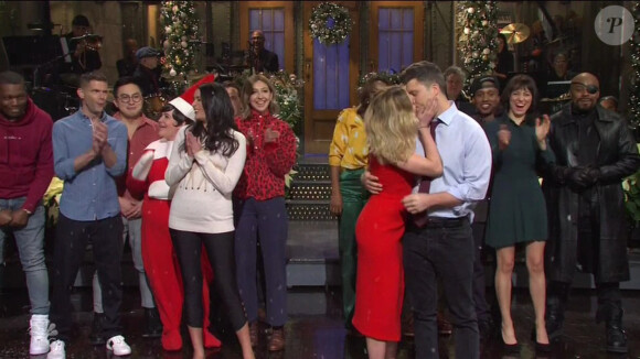 Scarlett Johansson et son fiancé Colin Jost dans l'émission Saturday Night Live, le 14 décembre 2019.