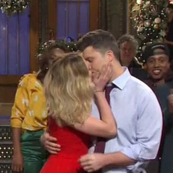 Scarlett Johansson et son fiancé Colin Jost dans l'émission Saturday Night Live, le 14 décembre 2019.