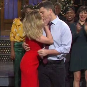 Scarlett Johansson et son fiancé Colin Jost dans l'émission Saturday Night Live, le 14 décembre 2019.