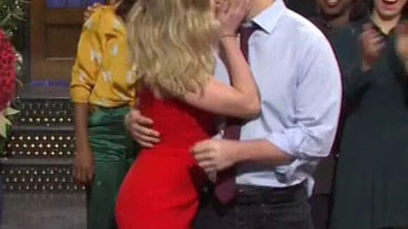 Scarlett Johansson : Doux baiser et déclaration à son fiancé Colin Jost au SNL