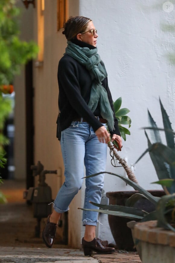 Exclusif - Jennifer Aniston retrouve son ami Chris McMillan dans le quartier de Beverly Hills à Los Angeles, le 14 novembre 2019
