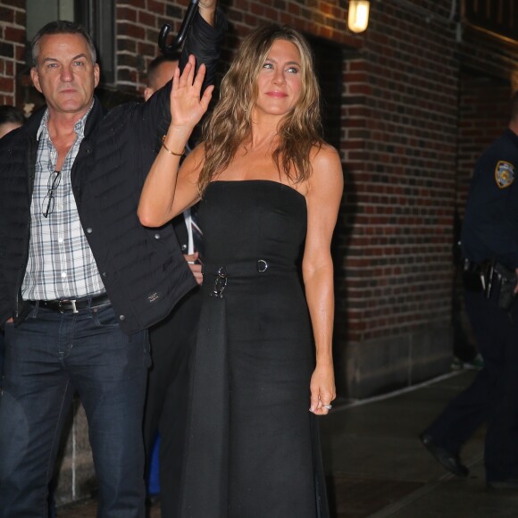 Jennifer Aniston arrive dans les studios de l'émission 'The Late Show With Stephen Colbert' pour faire la promotion de 'The Morning Show' à New York, le 29 octobre 2019.