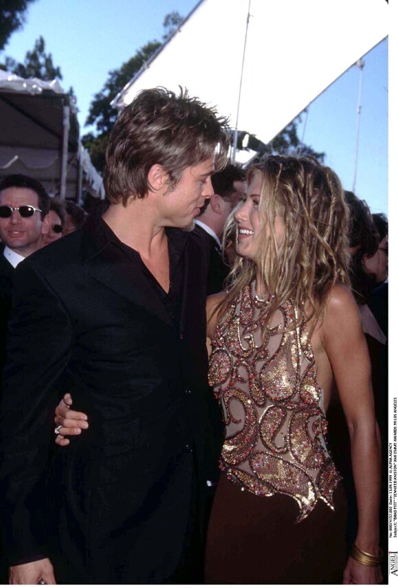 Brad Pitt et Jennifer Aniston aux Emmy Awards, à Los Angeles, en 1999.
