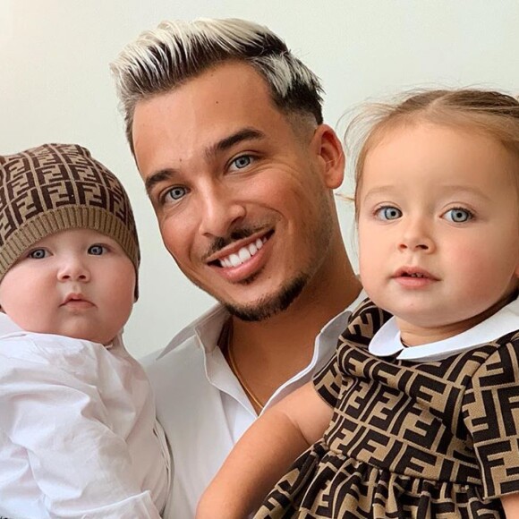 Laurent, le mari de Jazz, souriant avec ses enfants Chelsea et Laurent dans ses bras, sur Instagram, le 30 juillet 2019