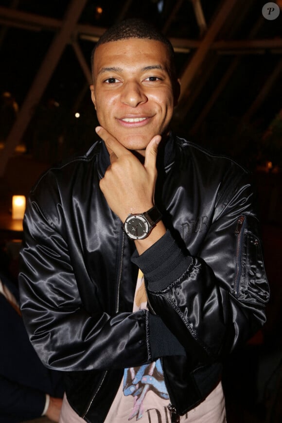Kylian Mbappé assiste à la soirée "Hublot Loves Art" organisée par Hublot, à la Fondation Louis Vuitton. Paris, le 16 décembre 2019.