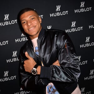 Kylian Mbappé assiste à la soirée "Hublot Loves Art" organisée par Hublot, à la Fondation Louis Vuitton. Paris, le 16 décembre 2019.