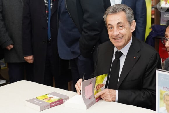 Nicolas Sarkozy dédicace son livre "Passions" dans la libraire Goyard à Nîmes, le 4 décembre 2019. © Stephanie Gouiran / Panoramic / Bestimage