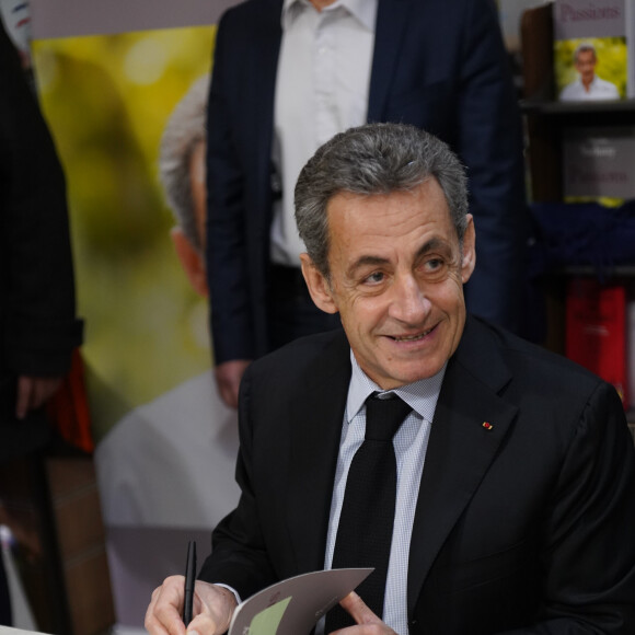 Nicolas Sarkozy dédicace son livre "Passions" dans la libraire Goyard à Nîmes, le 4 décembre 2019. © Stephanie Gouiran / Panoramic / Bestimage