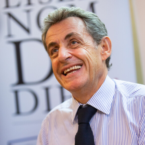 Nicolas Sarkozy dédicace son livre "Passions" à la librairie Filigranes à Bruxelles le 18 octobre 2019.