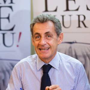 Nicolas Sarkozy dédicace son livre "Passions" à la librairie Filigranes à Bruxelles le 18 octobre 2019.