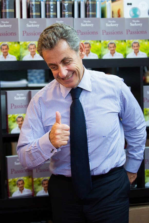 Nicolas Sarkozy dédicace son livre "Passions" à la librairie Filigranes à Bruxelles le 18 octobre 2019.