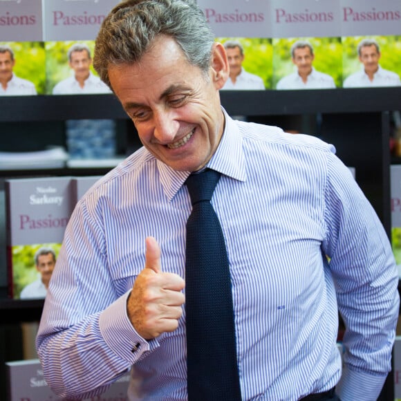 Nicolas Sarkozy dédicace son livre "Passions" à la librairie Filigranes à Bruxelles le 18 octobre 2019.