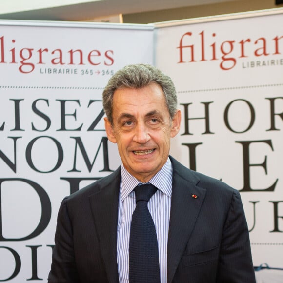 Nicolas Sarkozy dédicace son livre "Passions" à la librairie Filigranes à Bruxelles le 18 octobre 2019.