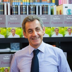 Nicolas Sarkozy dédicace son livre "Passions" à la librairie Filigranes à Bruxelles le 18 octobre 2019.