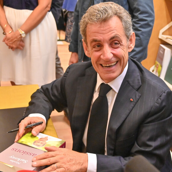 Exclusif - Nicolas Sarkozy en dédicace de son dernier livre "Passions" à la librairie Lamartine à Neuilly-sur-Seine. Le 14 septembre 2019 © Francis Petit / Bestimage