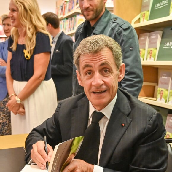 Exclusif - Nicolas Sarkozy en dédicace de son dernier livre "Passions" à la librairie Lamartine à Neuilly-sur-Seine. Le 14 septembre 2019 © Francis Petit / Bestimage