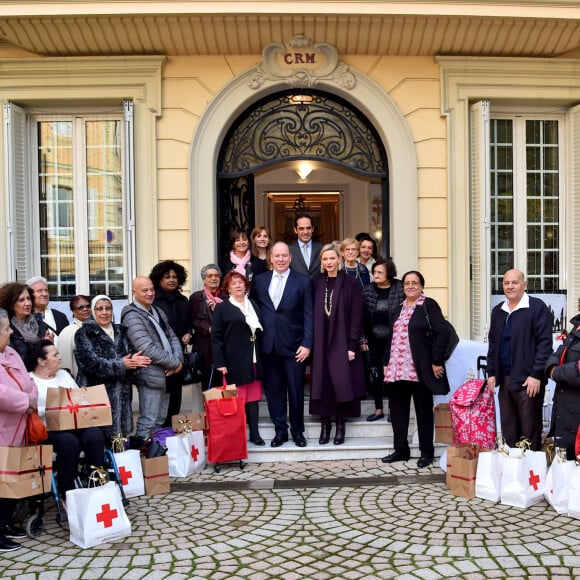 Le prince Albert II de Monaco et la princesse Charlène de Monaco lors de la remise des cadeaux de Noël à la Croix Rouge Monégasque à Monaco le 18 décembre 2019. © Bruno Bebert / Pool Monaco / Bestimage