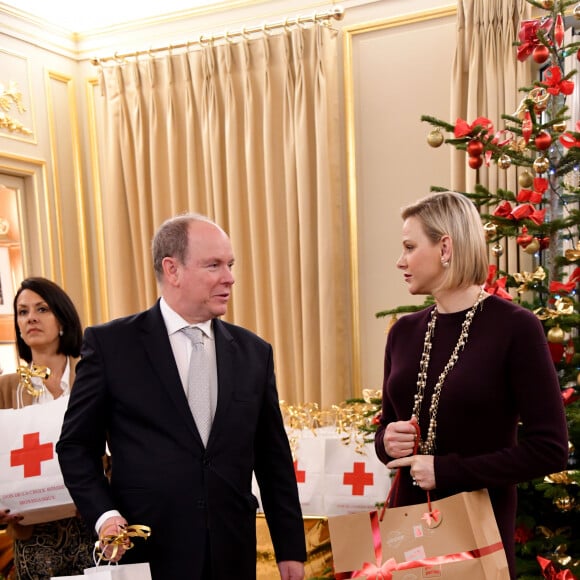 Le prince Albert II de Monaco et la princesse Charlène de Monaco lors de la remise des cadeaux de Noël à la Croix Rouge Monégasque à Monaco le 18 décembre 2019. © Bruno Bebert / Pool Monaco / Bestimage