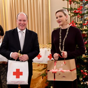 Le prince Albert II de Monaco et la princesse Charlène de Monaco lors de la remise des cadeaux de Noël à la Croix Rouge Monégasque à Monaco le 18 décembre 2019. © Bruno Bebert / Pool Monaco / Bestimage