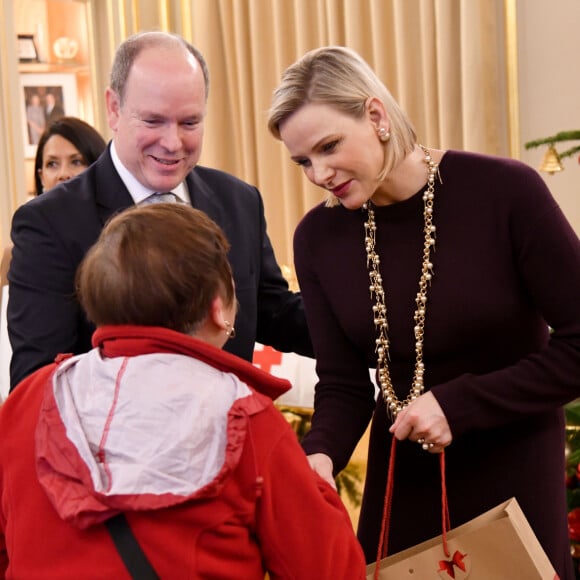 Le prince Albert II de Monaco et la princesse Charlène de Monaco lors de la remise des cadeaux de Noël à la Croix Rouge Monégasque à Monaco le 18 décembre 2019. © Bruno Bebert / Pool Monaco / Bestimage