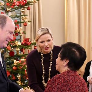 Le prince Albert II de Monaco et la princesse Charlène de Monaco lors de la remise des cadeaux de Noël à la Croix Rouge Monégasque à Monaco le 18 décembre 2019. © Bruno Bebert / Pool Monaco / Bestimage