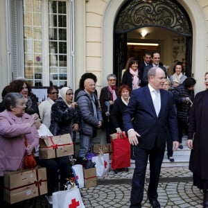 Le prince Albert II de Monaco et la princesse Charlène de Monaco lors de la remise des cadeaux de Noël à la Croix Rouge Monégasque à Monaco, le 18 décembre 2019. © Dylan Meiffret / Nice Matin / Bestimage