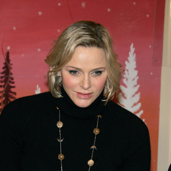 Distribution de cadeaux de Noël au palais princier de Monaco avec le prince Albert, la princesse Charlene, Louis Ducruet et Camille Gottlieb, le 18 décembre 2019.