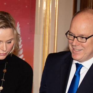 Distribution de cadeaux de Noël au palais princier de Monaco avec le prince Albert, la princesse Charlene, Louis Ducruet et Camille Gottlieb, le 18 décembre 2019.