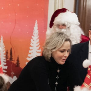 Distribution de cadeaux de Noël au palais princier de Monaco avec le prince Albert, la princesse Charlene, Louis Ducruet et Camille Gottlieb, le 18 décembre 2019.