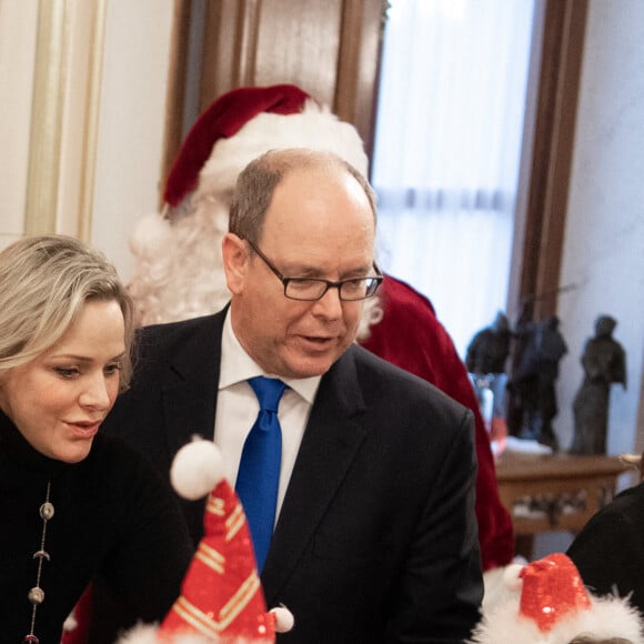 Distribution de cadeaux de Noël au palais princier de Monaco avec le prince Albert, la princesse Charlene, Louis Ducruet et Camille Gottlieb, le 18 décembre 2019.