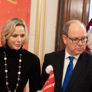 Distribution de cadeaux de Noël au palais princier de Monaco avec le prince Albert, la princesse Charlene, Louis Ducruet et Camille Gottlieb, le 18 décembre 2019.