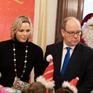 Distribution de cadeaux de Noël au palais princier de Monaco avec le prince Albert, la princesse Charlene, Louis Ducruet et Camille Gottlieb, le 18 décembre 2019.