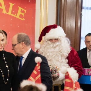 Distribution de cadeaux de Noël au palais princier de Monaco avec le prince Albert, la princesse Charlene, Louis Ducruet et Camille Gottlieb, le 18 décembre 2019.