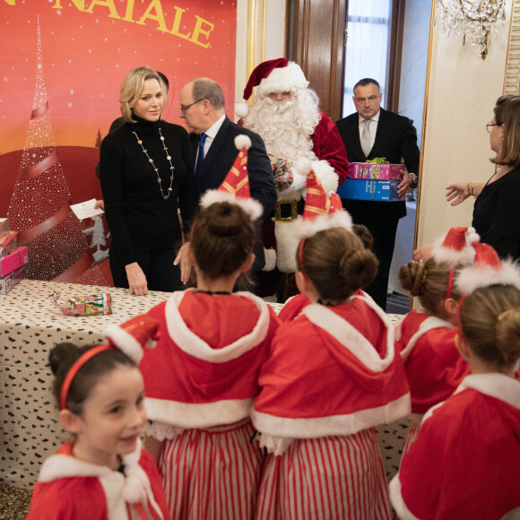 Distribution de cadeaux de Noël au palais princier de Monaco avec le prince Albert, la princesse Charlene, Louis Ducruet et Camille Gottlieb, le 18 décembre 2019.